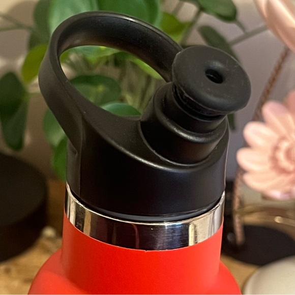 PELOTON VIBRANT RED INSULATED WATER BOTTLE 18 OZ - Picture 3 of 5